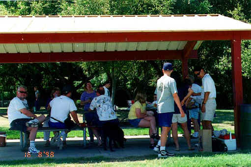 picnic_group_shot.JPG (69295 bytes)