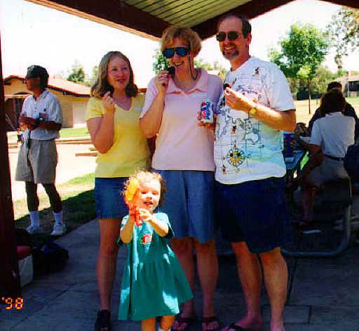 picnic_kelly_family_w_danielle.JPG (58826 bytes)