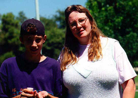 picnic_stephanie_dugas_and_son_closeup.JPG (50553 bytes)