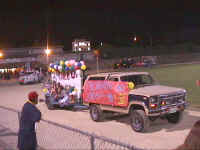 001020 128 frosh float web.jpg (53297 bytes)