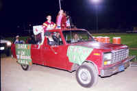 a005_5 la vonne and freshman float web.jpg (64999 bytes)