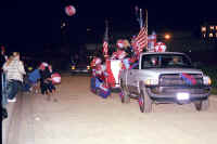 a012_12 alumni float and beach balls web.jpg (61758 bytes)